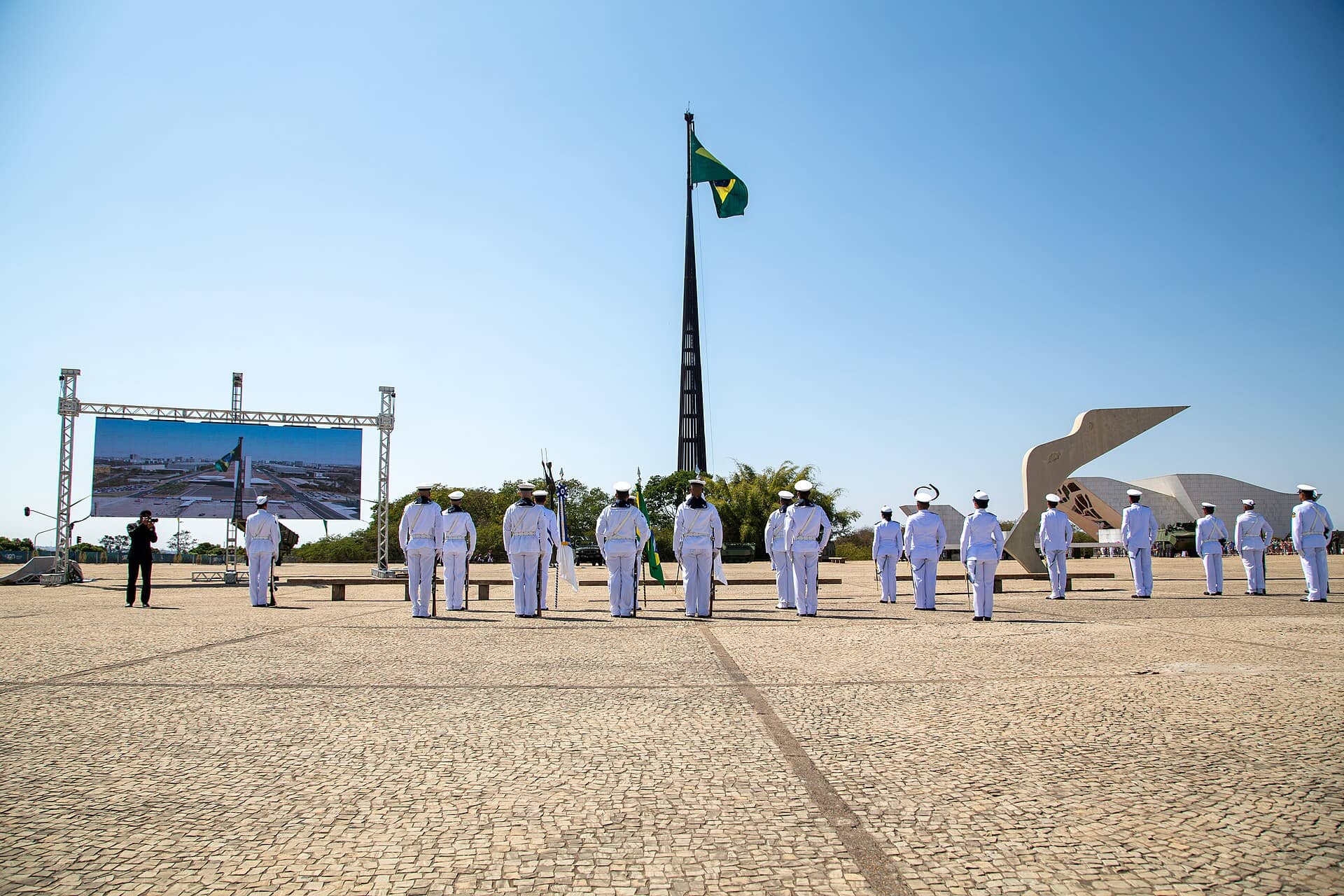 Cerimônia de troca da Bandeira Nacional na Praça dos Três Poderes, em Brasília