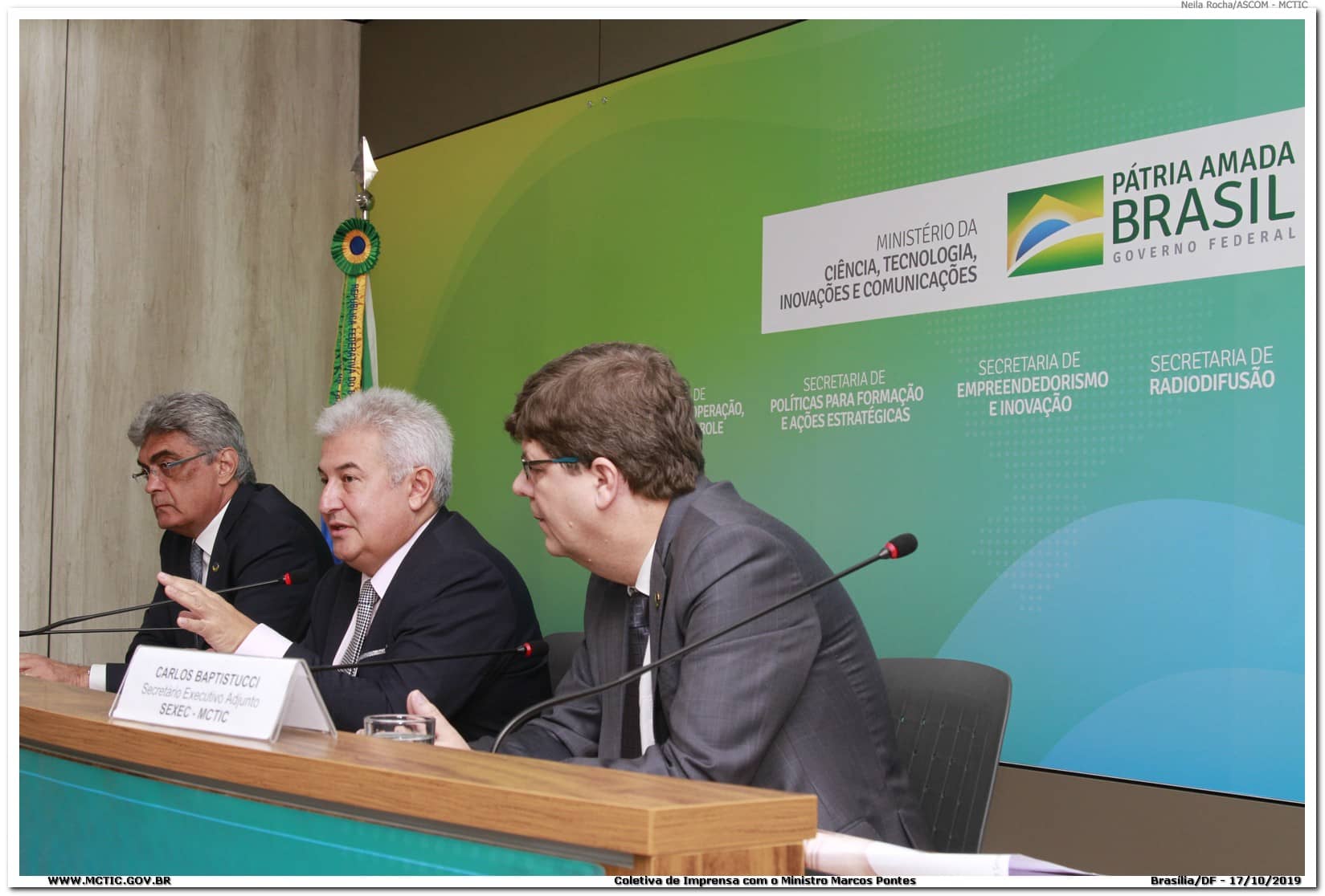 Jornalista cobrindo coletiva de imprensa