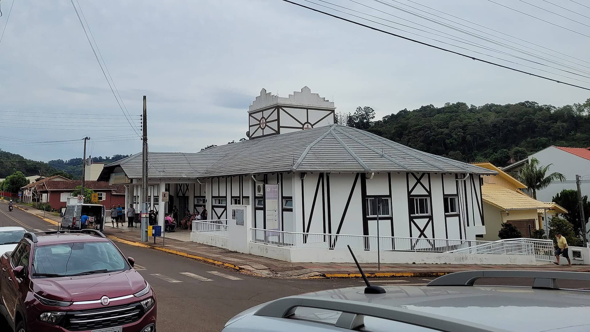 Unidade básica de saúde do SUS atendendo pacientes